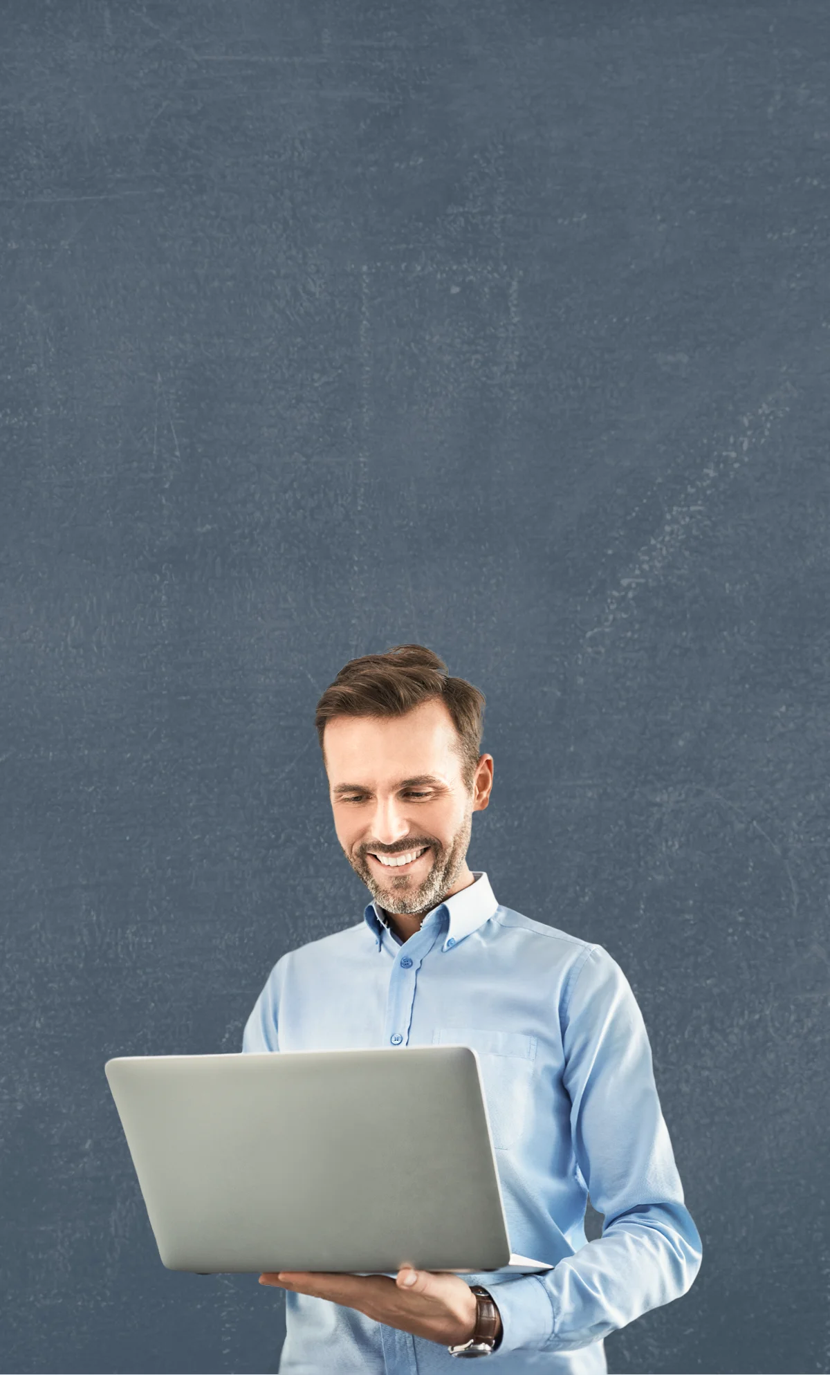 Junger Geschäftsmann mit Laptop in der Hand