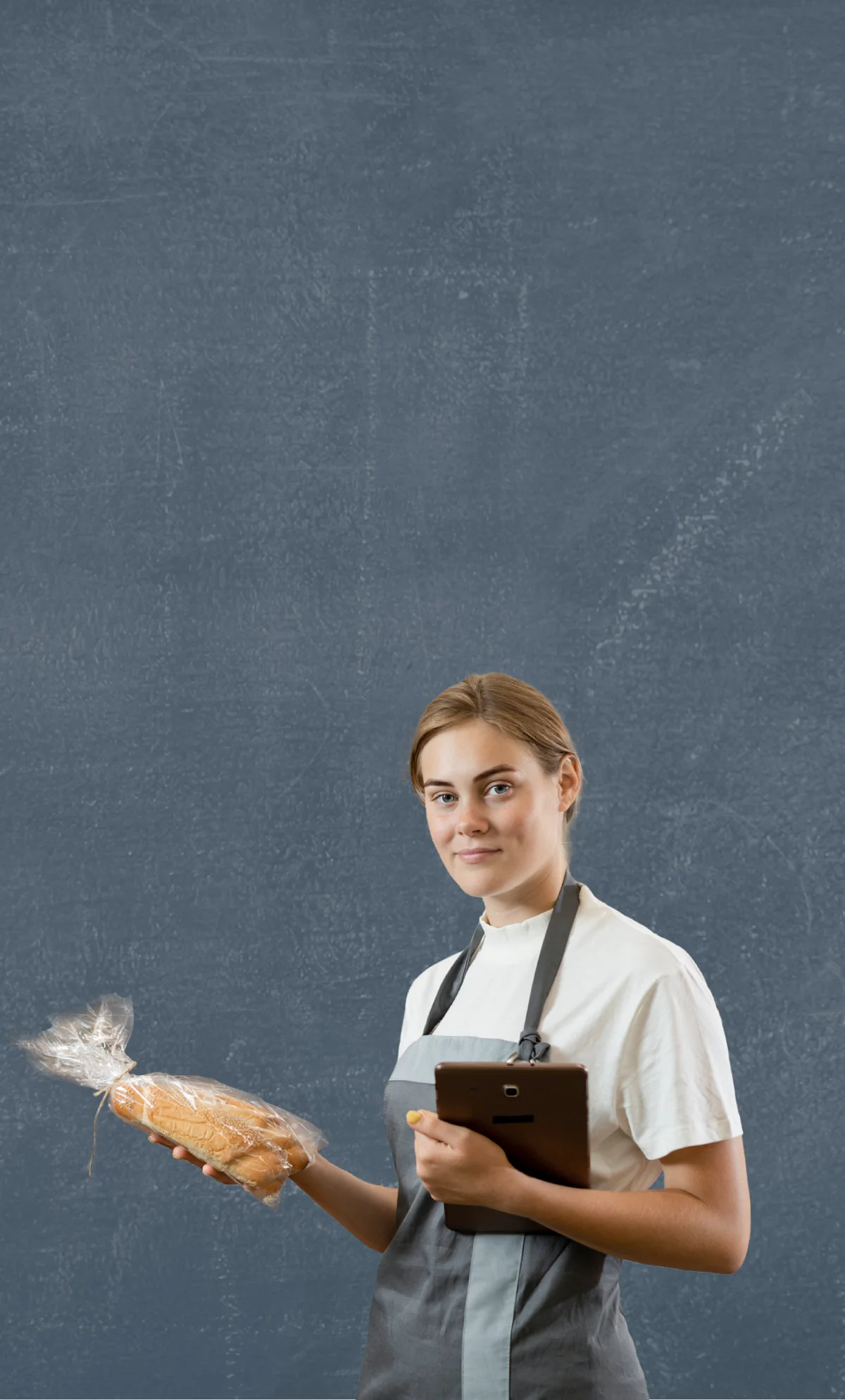 Junge Bäckerin mit Brot und Tablet in der Hand